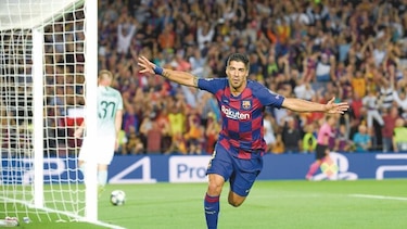 Liverpool y Barcelona ganan con apuros