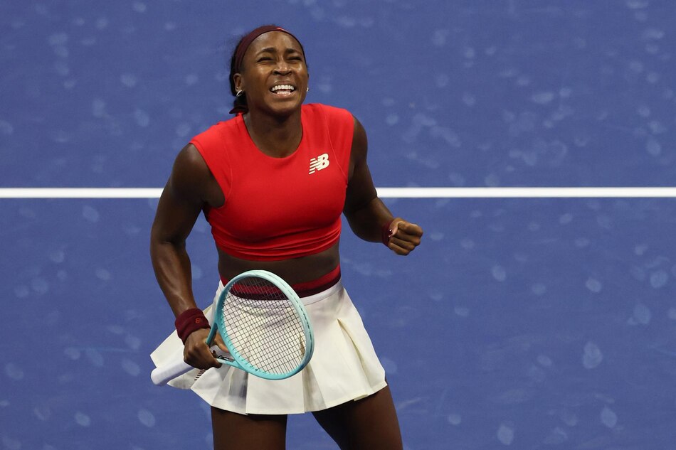 Coco Gauff derrota a Vekic y avanza a la tercera ronda ante la mirada de Simone Biles