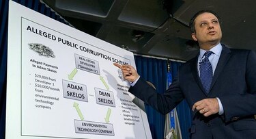 Detienen a senador de Nueva York acusado de corrupción