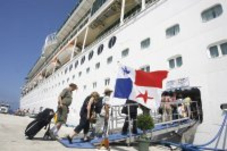 Cruise sets sail from Colón