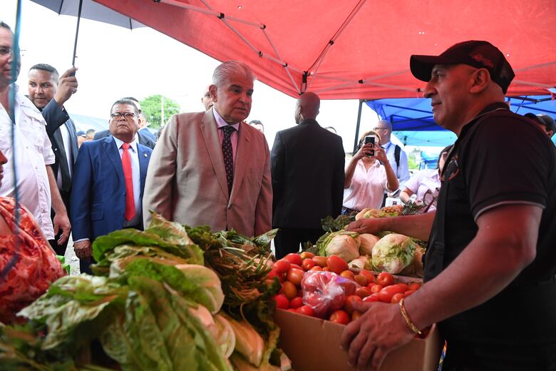 Presidente Mulino recorre nueva tienda del IMA en San Miguelito y evita hablar de renuncia del vicecanciller