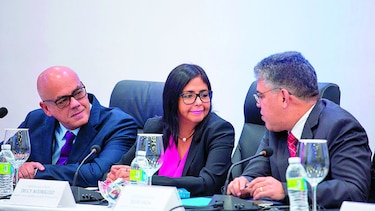Venezolanos buscan un acuerdo para mitigar crisis