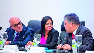 Venezolanos buscan un acuerdo para mitigar crisis