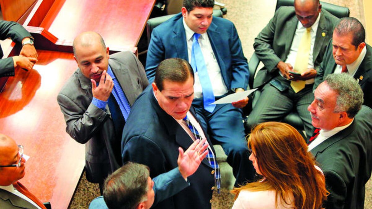 Ningún partido tiene la mayoría absoluta de 36 votos, en el Legislativo. Los acuerdos y consensos son necesarios para aprobar leyes y nombramientos.