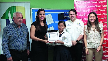 Claro Panamá respalda la educación y entrega tabletas