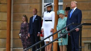 Trump es recibido por la reina Isabel II tras llegar a Londres insultando a su alcalde