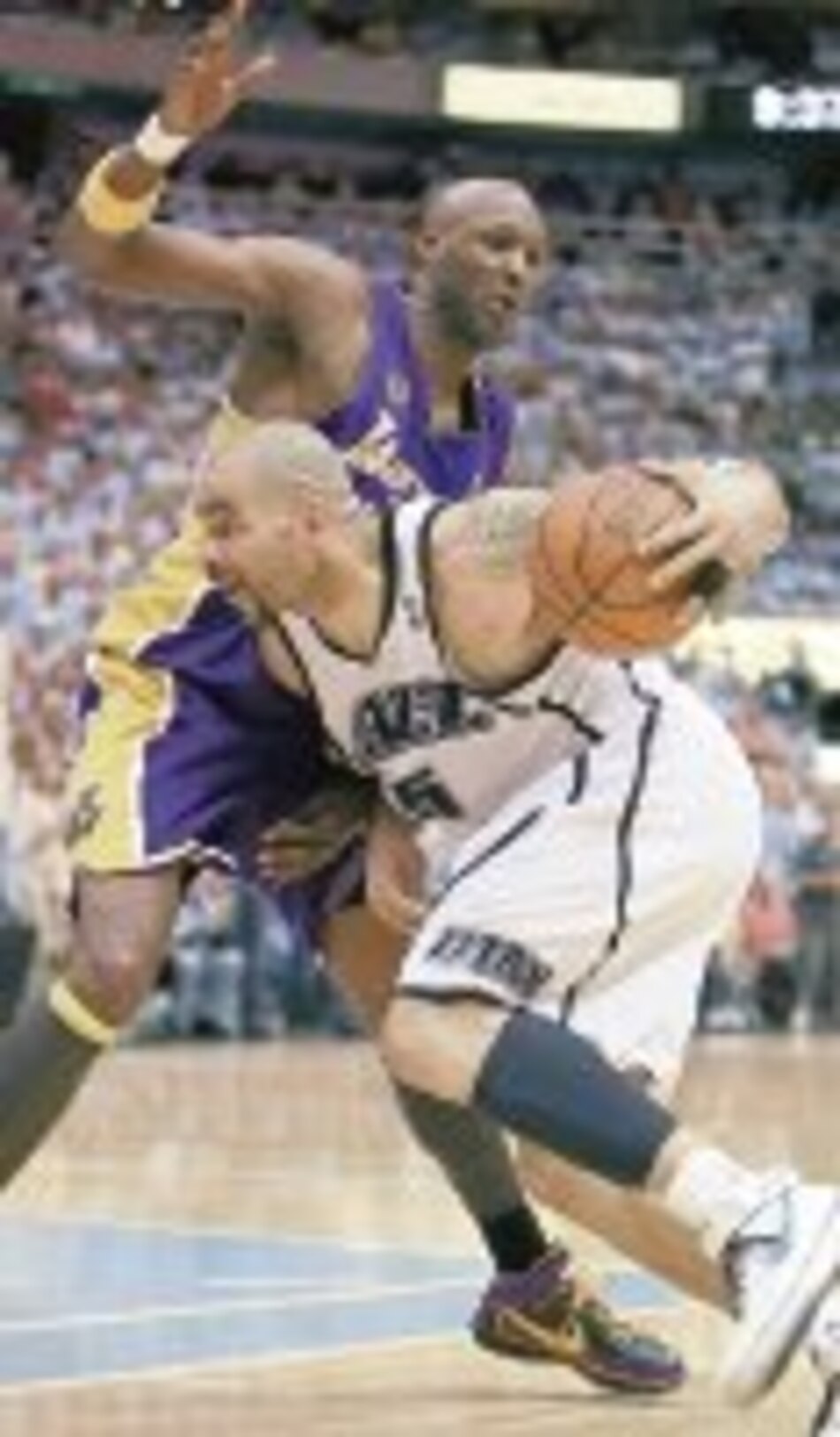 Boozer y Jazz frenan a Lakers