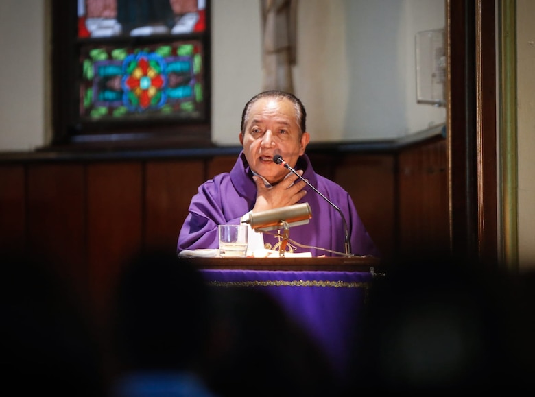 El sacerdote David Cosca vuelve al púlpito: ‘tengo muchos enemigos allá afuera’