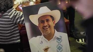 Quién era Carlos Manzo, el alcalde asesinado en México que le había pedido al gobierno de Sheinbaum apoyo para enfrentar al crimen organizado