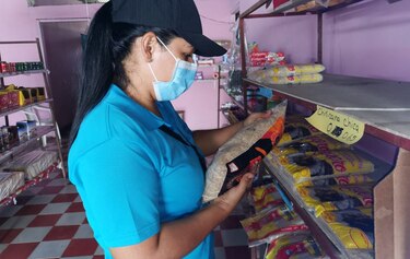Salud decomisa productos vencidos en Los Santos