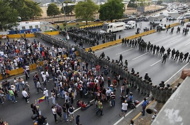 Gobierno y oposición se acusan de violencia que provocó siete muertos