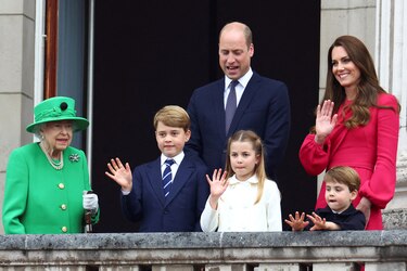 La reina Isabel II pone broche de oro al ‘jubileo de platino’; promete seguir sirviendo al país