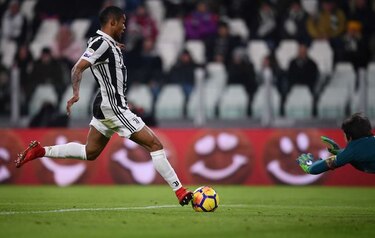 Juve supera a Genoa y está a un punto del líder