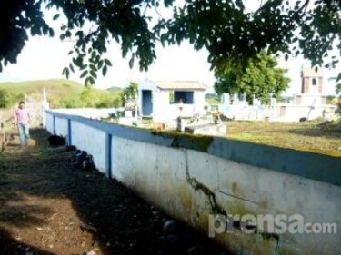 En cementerio de Corozal no hay espacio para nuevas tumbas