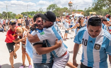 La ciudad de Messi, en éxtasis: ‘Tenés que seguir jugando 4 años más, Lío’