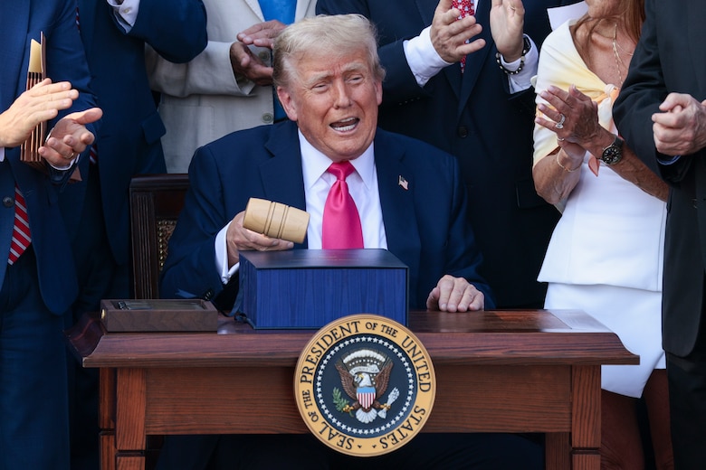 Trump rubrica su ley de recorte fiscal y presupuestario y dice que es su ‘mayor victoria’