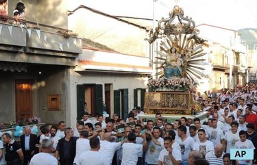 Procesión religiosa desafía palabras del Papa