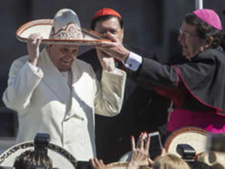 Papa lanza desafíos a políticos y obispos de México