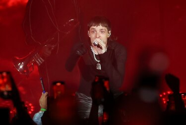 Peso Pluma se fracturó un pie mientras cantaba en un festival en Nueva York