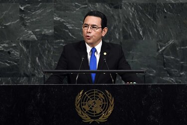 Guatemaltecos se movilizan para pedir renuncia del presidente por corrupción