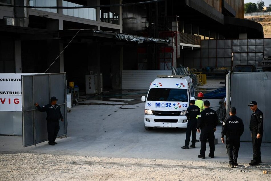 Mueren tres obreros tras desplomarse una grúa en edificio en El Bosque