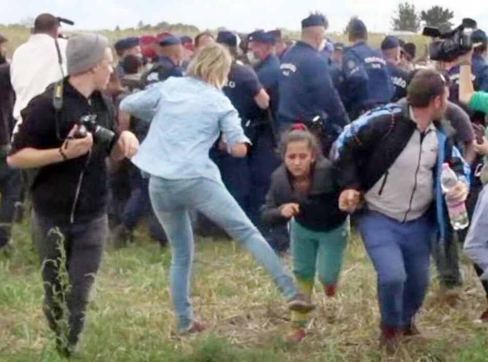 Camarógrafa hungara pide perdón por golpear a refugiados sirios; dice que lo hizo 'por miedo'