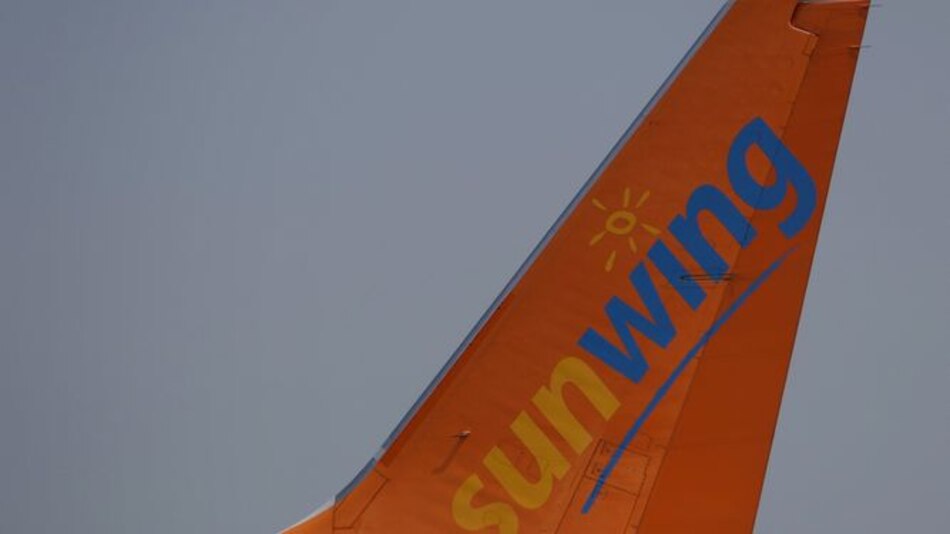 Ave fuerza aterrizaje de chárter en el aeropuerto de Río Hato