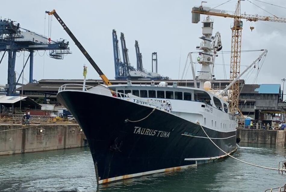 Primer atunero entra a reparación en astillero Balboa