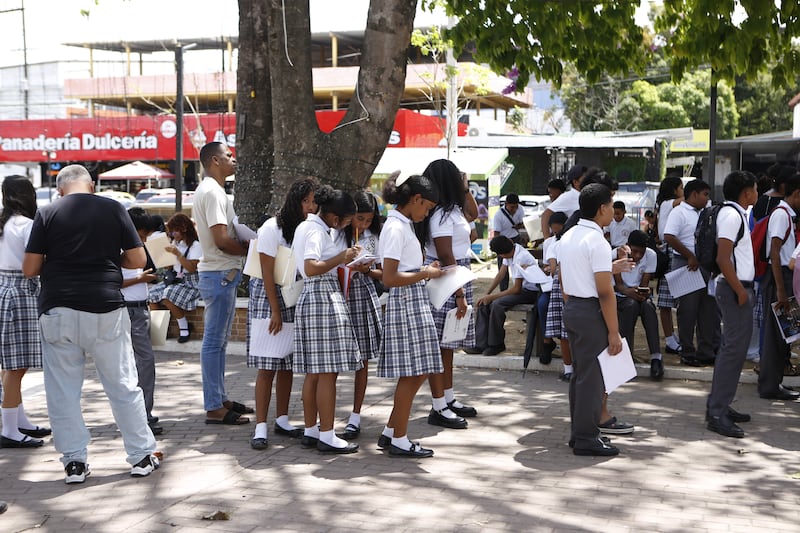 Estudiantes de la escuela Elena Chávez de Pinate vuelven a clases presenciales, tras semanas de estar con módulos