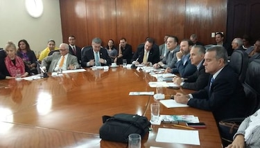 Autoridades de Salud y empresarios evalúan el registro sanitario