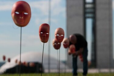 Las máscaras de la vergüenza;  ante el escándalo de corrupción en Brasil