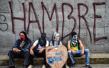 Venezolanos empiezan con barricadas un paro contra la constituyente