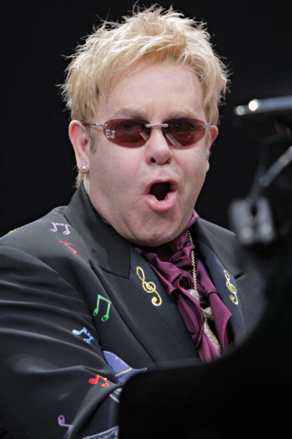 El cantante Elton John se recupera bien de la operación de apéndice