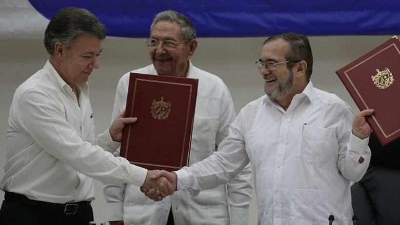 Santos y las FARC sellan su acuerdo de cese del fuego en Colombia