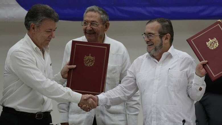 Santos y las FARC sellan su acuerdo de cese del fuego en Colombia