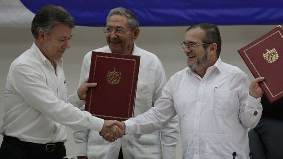 Santos y las FARC sellan su acuerdo de cese del fuego en Colombia