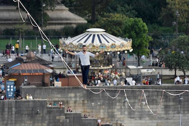 Equilibrista cruza el río Sena en París desde la Torre Eiffel hasta el Teatro de Chaillot