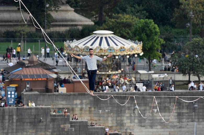 Equilibrista cruza el río Sena en París desde la Torre Eiffel hasta el Teatro de Chaillot