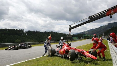Alonso y Raikkonen sufren accidente en la primera vuelta en Austria