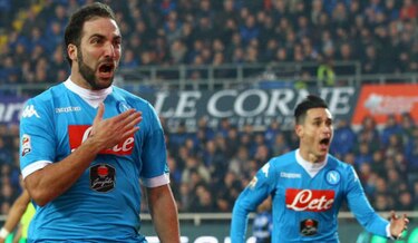 Roma coge aire y supera al Genoa; Higuaín lidera triunfo del Napoli