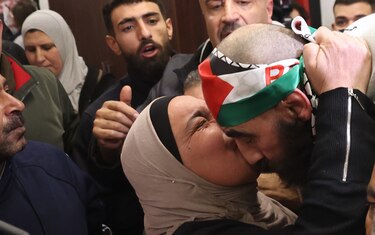 Presos palestinos liberados por Israel llegan a Ramala, donde les esperan sus familias
