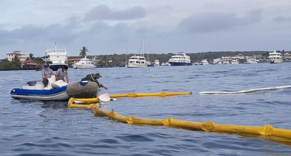 Barco hundido en Galápagos con 2,000 galones de diésel deja mancha ‘superficial’