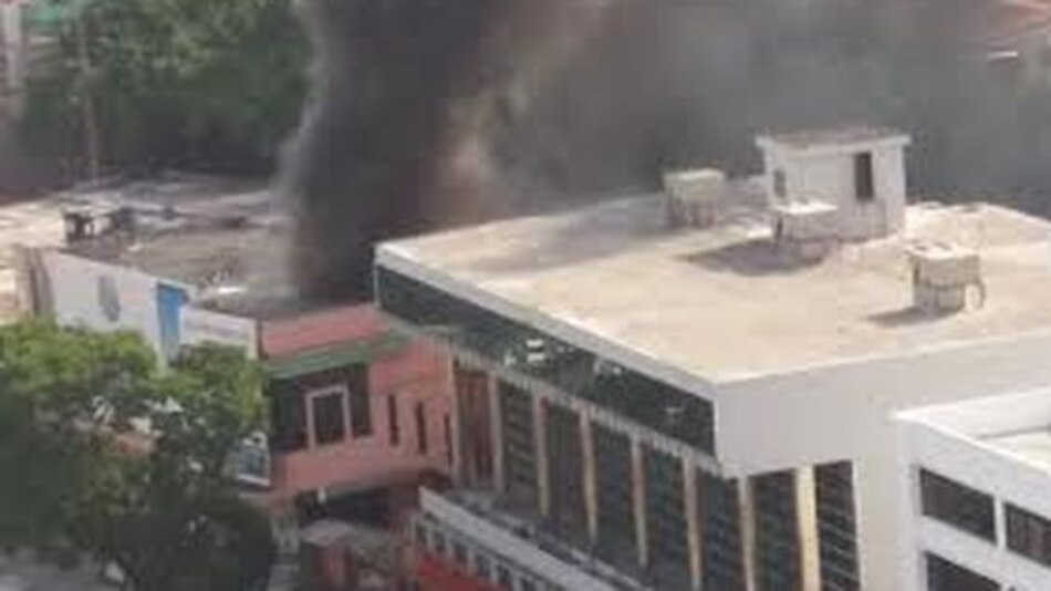 Bomberos controlan incendio en vía España