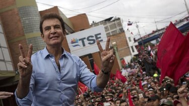 Incertidumbre entre hondureños por retraso de resultados; Hernández y Nasralla se dan por ganadores