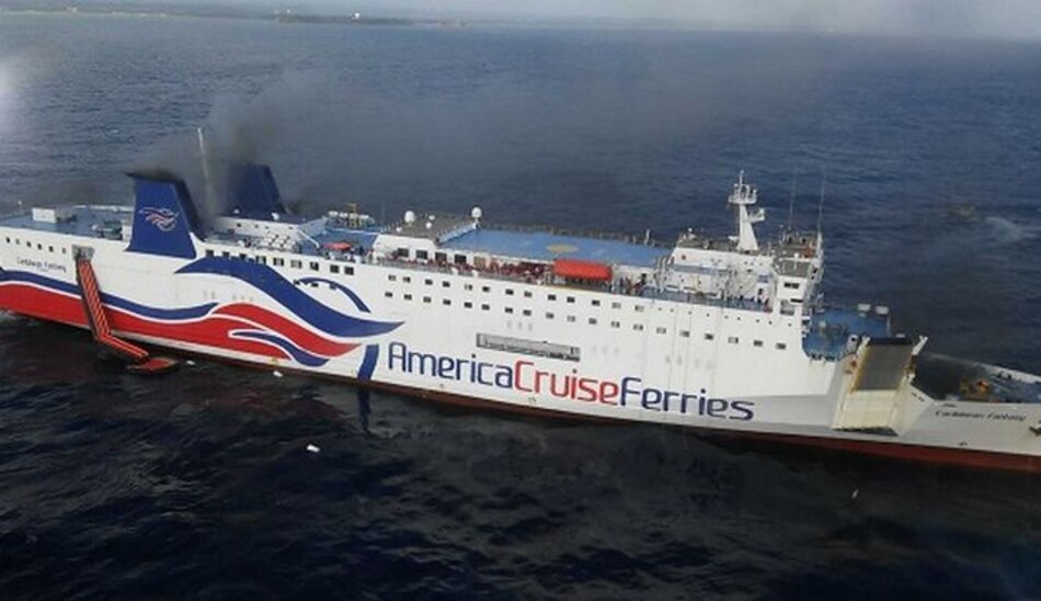 Remolcan transbordador incendiado a la bahía de San Juan