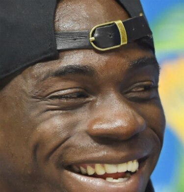Balotelli hace propuesta de beso a su majestad, la reina