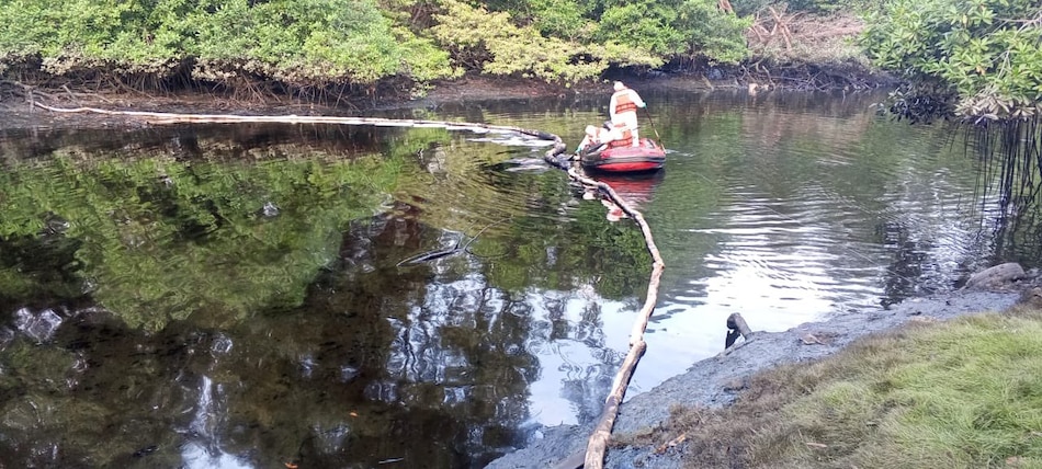 Un derrame de hidrocarburo contamina parte de un estero en Ecuador