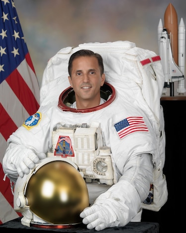 Nuevo jefe de astronautas de la NASA es el hispano Joseph Acabá
