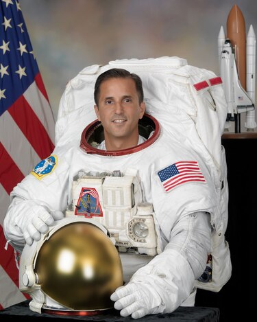 Nuevo jefe de astronautas de la NASA es el hispano Joseph Acabá