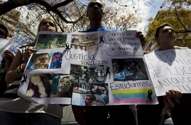 Recogen firmas contra norma sobre protestas